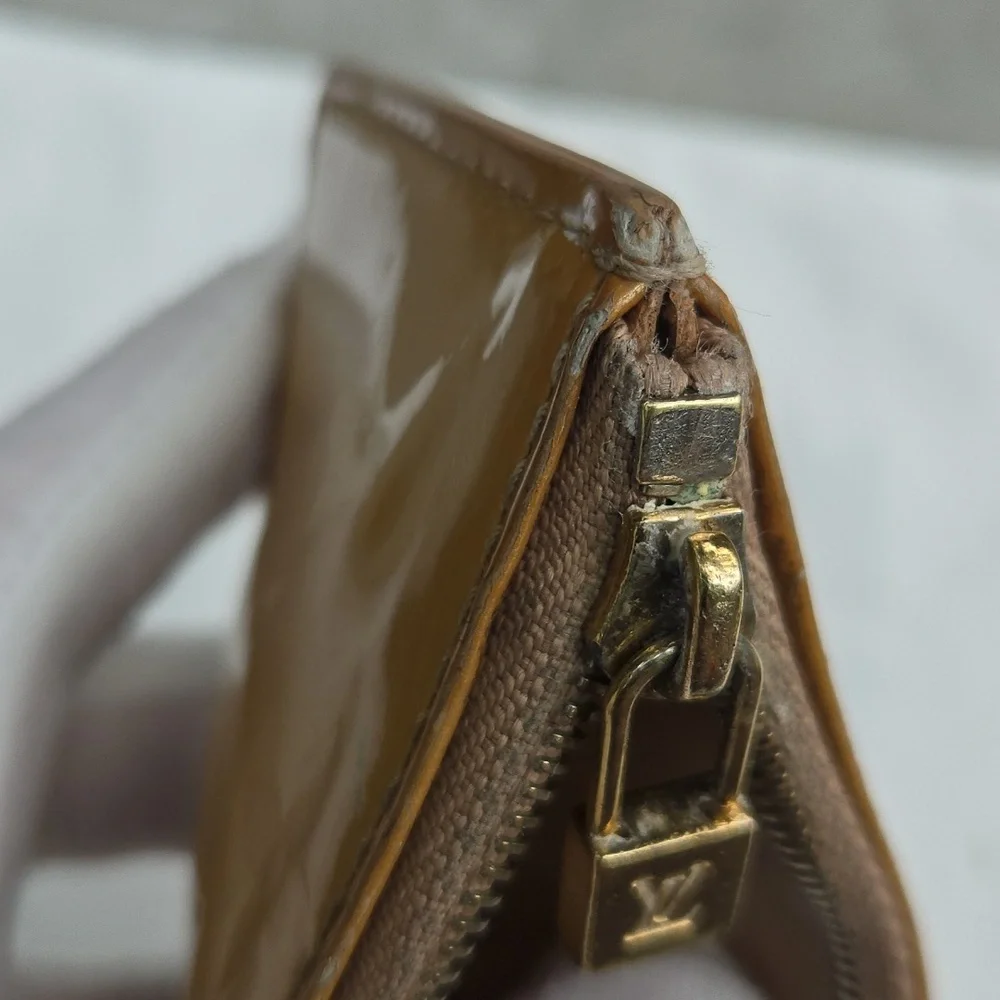 Louis Vuitton Vernis Key Ring Pouch Gold - Picture 7 of 17